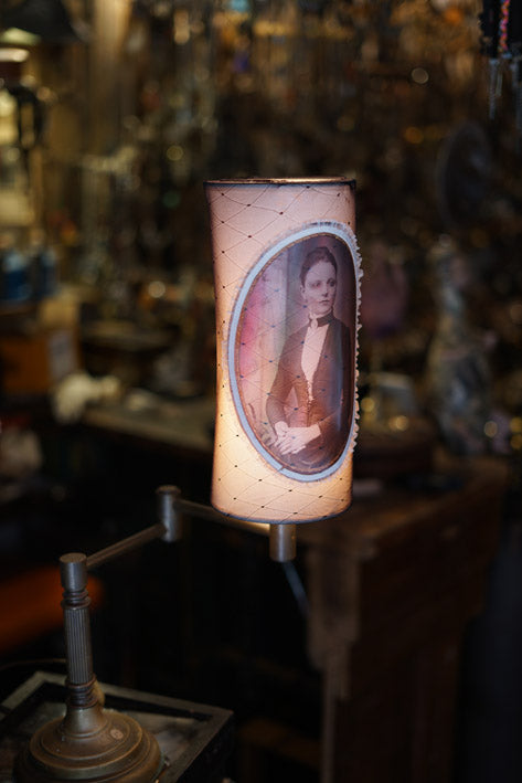 lampe fait maison avec image à deux visages